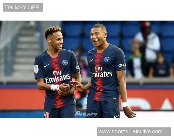 绝平巴黎伊桑与姆巴佩庆祝合影展现兄弟情深与奋斗历程