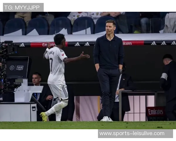 赫伊森因小腿伤缺席国家队训练皇马仍期待他能及时复出迎战国家德比